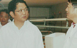 上海市原農(nóng)委主任孫雷來(lái)東石種豬場(chǎng)考察