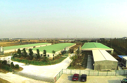 2011年新建新浜文華種豬場，次年10月投入使用，同月從法國引進(jìn)托佩克原種豬500頭。