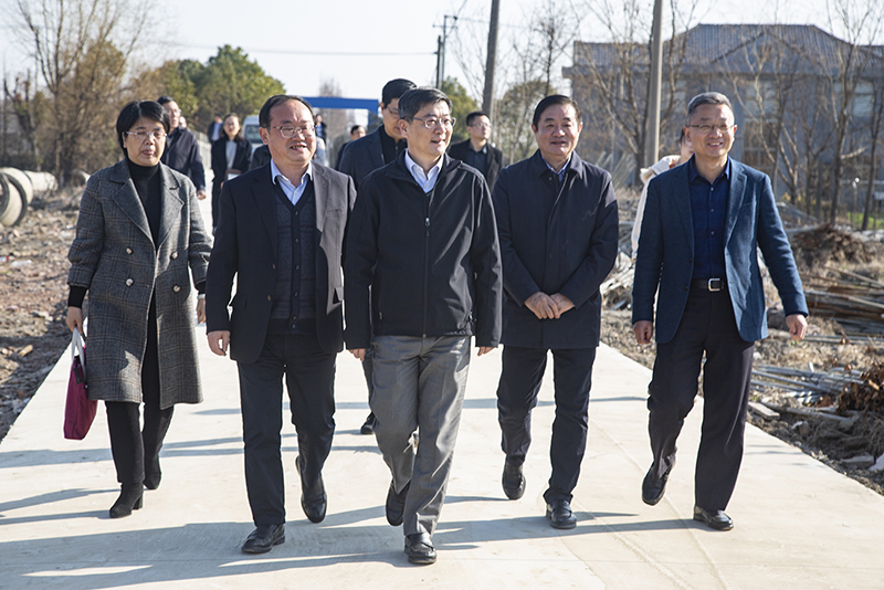 金山區(qū)區(qū)長劉健來廓下豬場(chǎng)考察